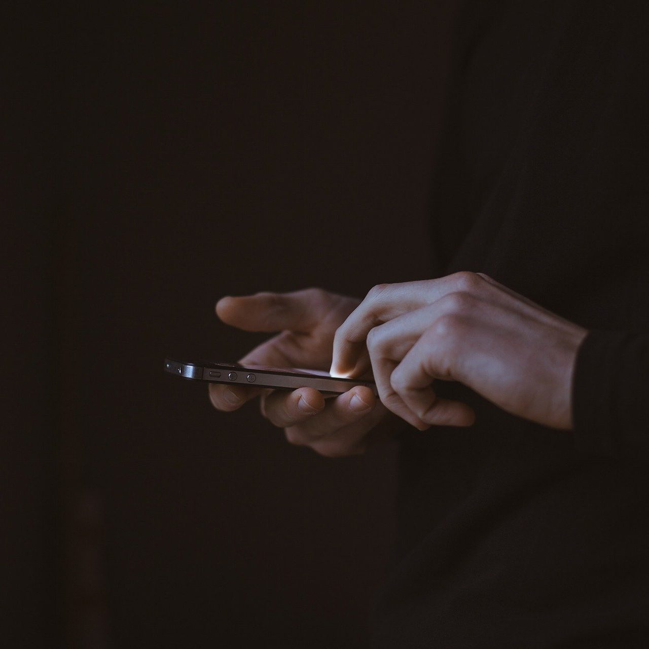 5 Red Flags To Look Out For When Online Dating (wallflowerhaze.com)