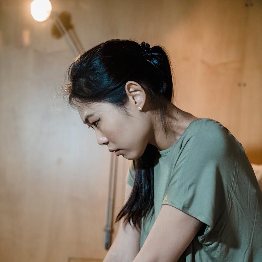 A woman looking to the side. (wallflowerhaze.com)